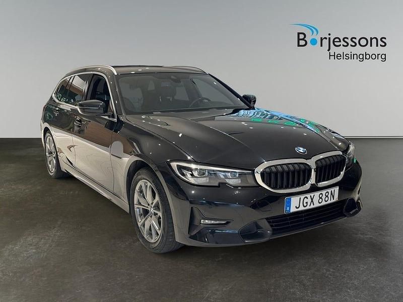 Svart Begagnad 2020 BMW 320 Kombi | 269 900 kr (Marknadspris) - Bild 1/4