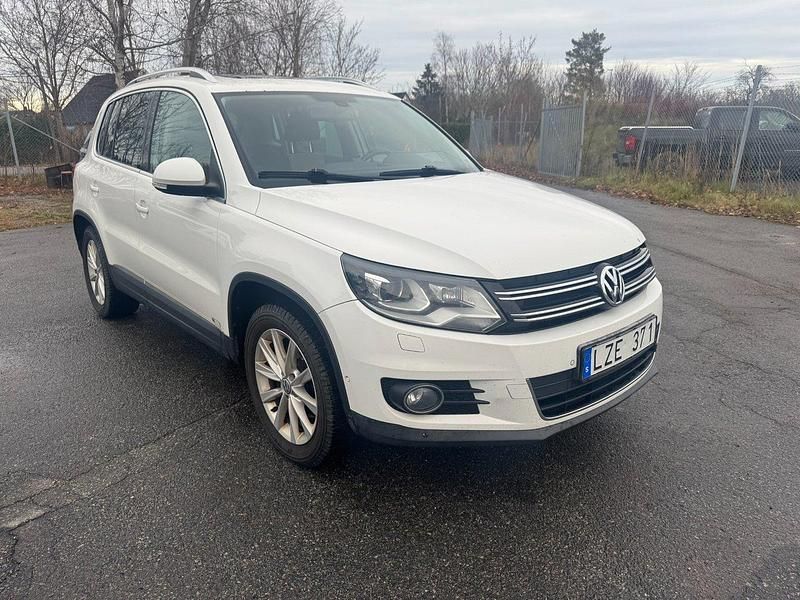 Vit Begagnad 2011 VW Tiguan Sportline SUV | 36 900 kr (Marknadspris) - Bild 1/4