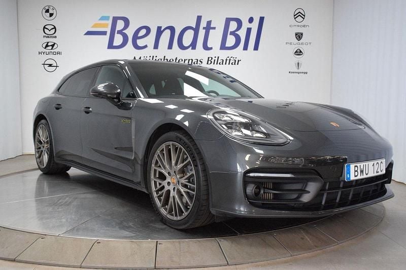 Grå Begagnad 2023 Porsche Panamera 4 Sport Turismo Sedan | 969 500 kr (Marknadspris) - Bild 1/3