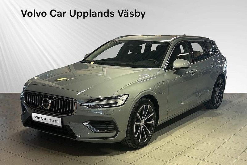 Grå Begagnad 2024 Volvo V60 Plus Kombi | 489 900 kr (Marknadspris) - Bild 1/3