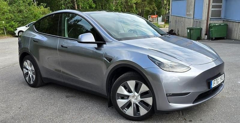 Quicksilver ( ny tesla färg) Begagnad 2024 Tesla Model Y Long Range AWD SUV | 479 000 kr (Marknadspris) - Bild 1/3
