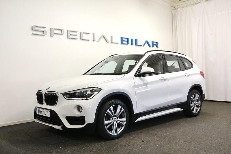 Vit (alpinvit) Begagnad 2018 BMW X1 Sport Line SUV | 219 000 kr (Marknadspris) - Bild 1/4