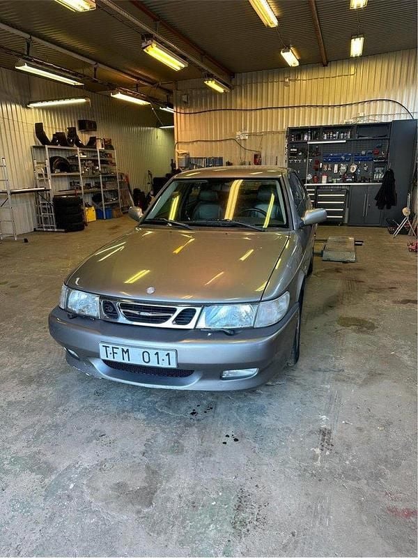 Grå Begagnad 2002 Saab 9-3 Aero Halvkombi | 12 500 kr (Superpris) - Bild 1/4
