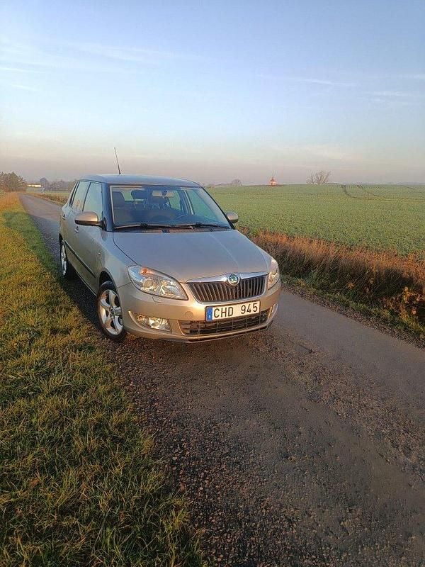 Brun Begagnad 2011 Skoda Fabia Halvkombi | 51 000 kr (Superpris) - Bild 1/4