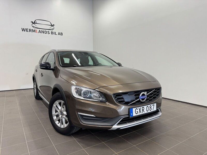 Brun Begagnad 2016 Volvo V60 CC Momentum Kombi | 139 900 kr (Marknadspris) - Bild 1/4