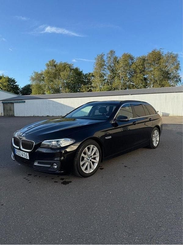 Svart Begagnad 2017 BMW 520 Kombi | 139 500 kr (Marknadspris) - Bild 1/4