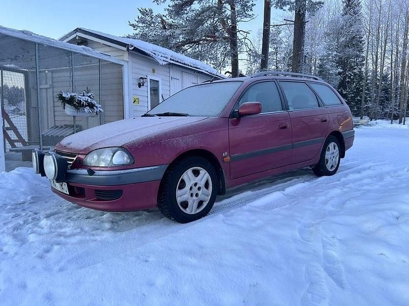 Röd Begagnad 2000 Toyota Avensis Kombi | 19 500 kr (Bra pris) - Bild 1/4