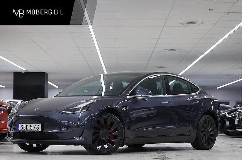 Grå Begagnad 2019 Tesla Model 3 Performance Sedan | 239 900 kr (Marknadspris) - Bild 1/2