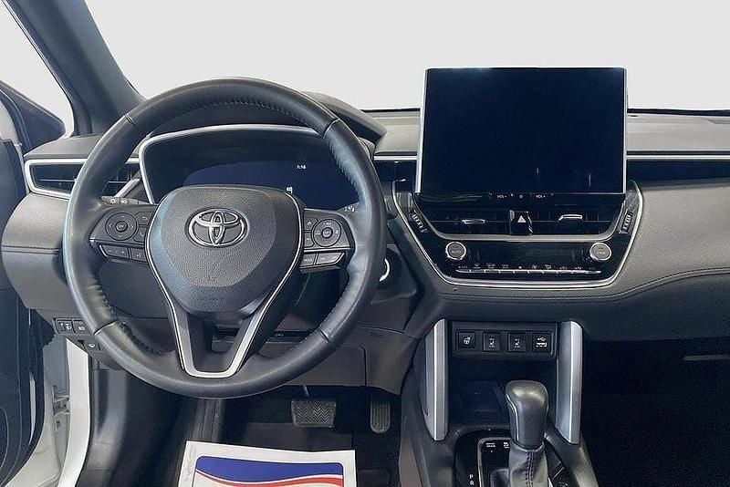 Begagnad Toyota Corolla Cross Style 200 HK (147 kW) 2023 Vit SUV