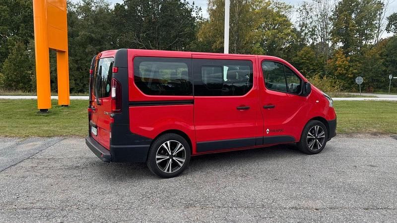 Begagnad Renault Trafic 146 HK (107 kW) 2015 Röd Minibuss
