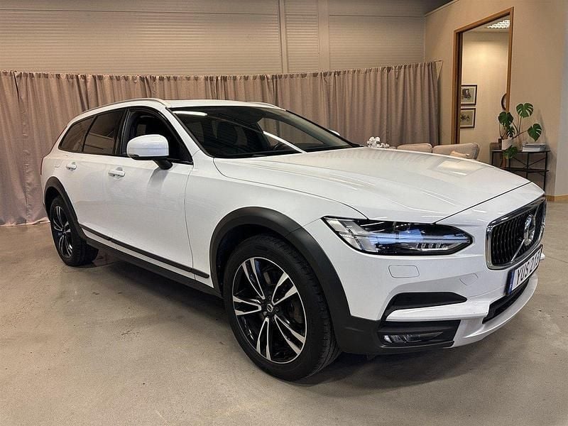 Vit Begagnad 2018 Volvo V90 CC Inscription Kombi | 309 900 kr (Marknadspris) - Bild 1/4