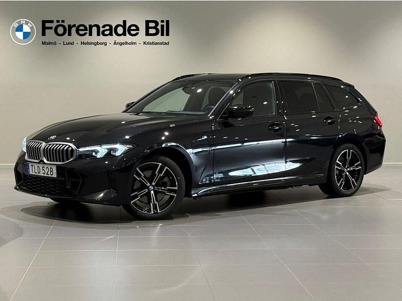 Svart (svart sapphire metallic) Begagnad 2024 BMW 330e M Sport Kombi | 489 000 kr (Marknadspris) - Bild 1/4