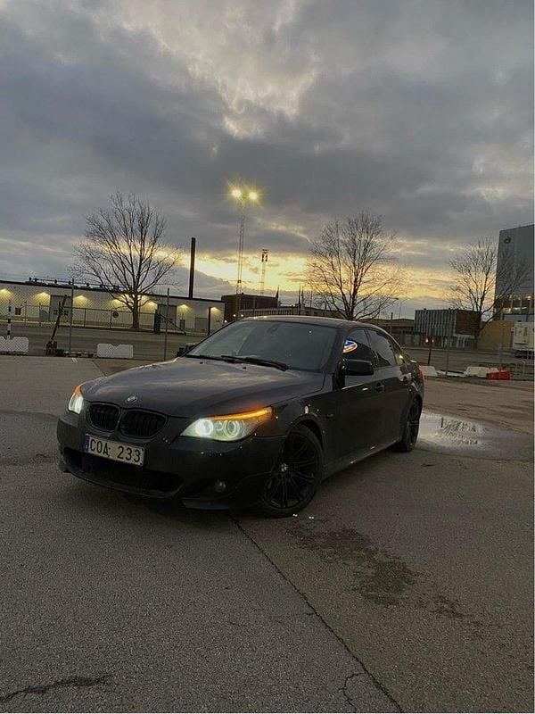Svart Begagnad 2008 BMW 520 M Sport Sedan | 65 000 kr (Bra pris) - Bild 1/4