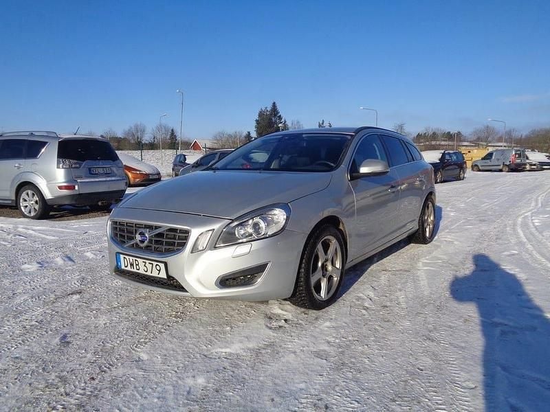 Begagnad Volvo V60 Momentum 163 HK (119 kW) 2011 Grå Kombi