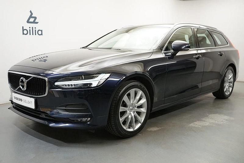 Mörkblå Begagnad 2019 Volvo V90 Momentum Kombi | 249 900 kr (Marknadspris) - Bild 1/3