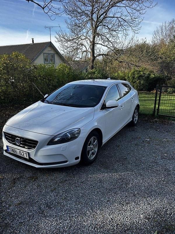 Vit Begagnad 2014 Volvo V40 Kombi | 72 000 kr (Bra pris) - Bild 1/4