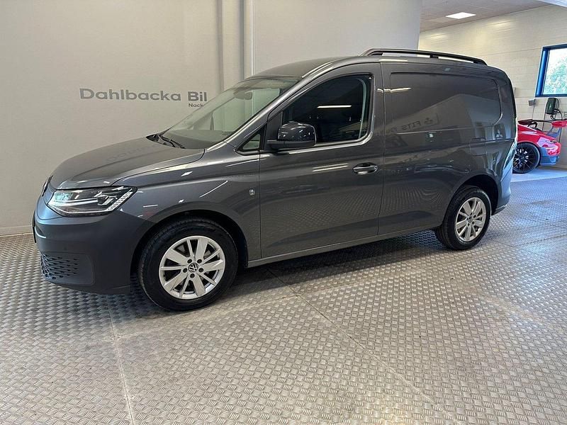 Grå Begagnad 2022 VW Caddy Minibuss | 239 000 kr (Marknadspris) - Bild 1/4