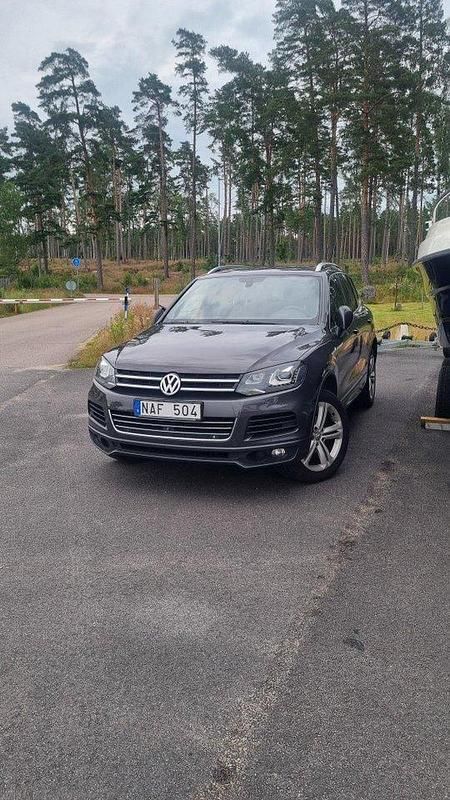 Brun Begagnad 2013 VW Touareg R-line SUV | 169 000 kr (Marknadspris) - Bild 1/4