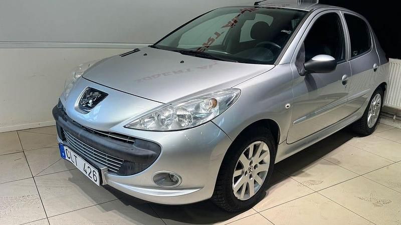 Begagnad Peugeot 206+ 75 HK (55 kW) 2010 Ljusgrå (grå) Halvkombi