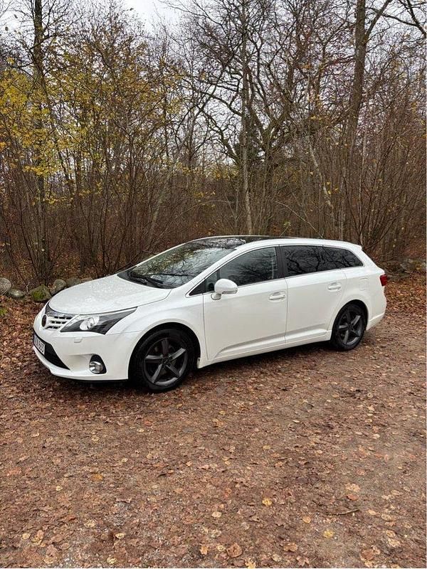 Vit Begagnad 2013 Toyota Avensis Executive Kombi | 119 000 kr (Dyr) - Bild 1/4