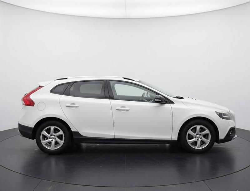Vit Begagnad 2017 Volvo V40 CC Kombi | 149 990 kr (Marknadspris) - Bild 1/4
