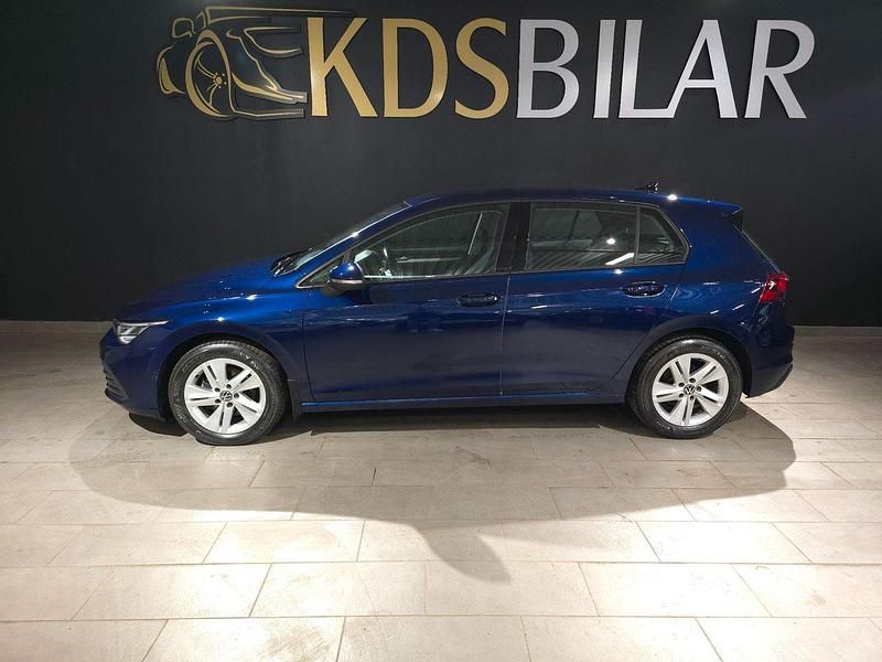 Mörkblå Begagnad 2020 VW Golf VIII Comfortline Halvkombi | 189 500 kr (Marknadspris) - Bild 1/4