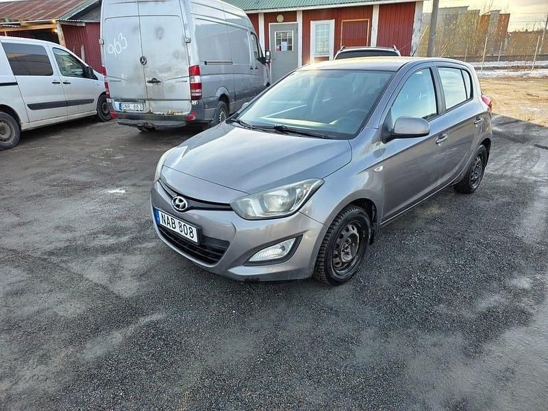 Begagnad Hyundai i20 Select 84 HK (61 kW) 2013 Grå Halvkombi