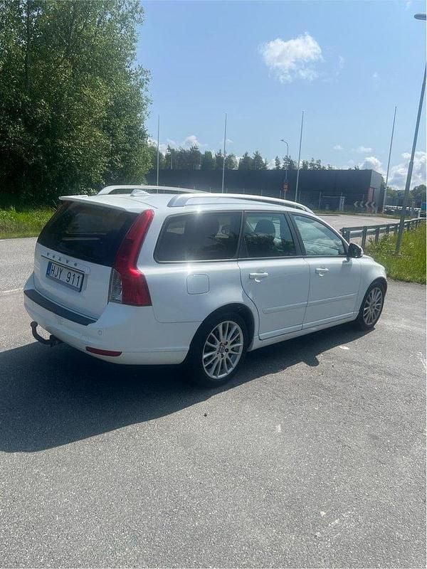 Vit Begagnad 2010 Volvo V50 Summum Kombi | 45 900 kr (Bra pris) - Bild 1/4