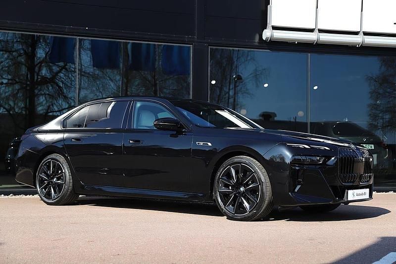 Svart Begagnad 2025 BMW 760 Sedan | 1 495 000 kr - Bild 1/2