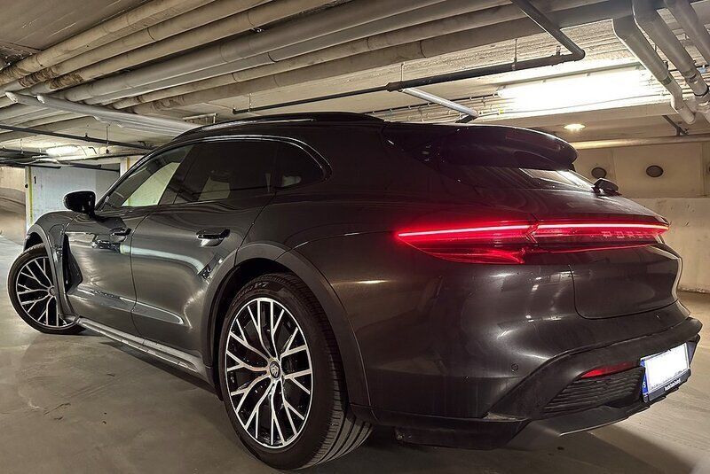 Begagnad Porsche Taycan Cross Turismo 350 kW (476 HK) 2022 Volcano grey metallic Sedan