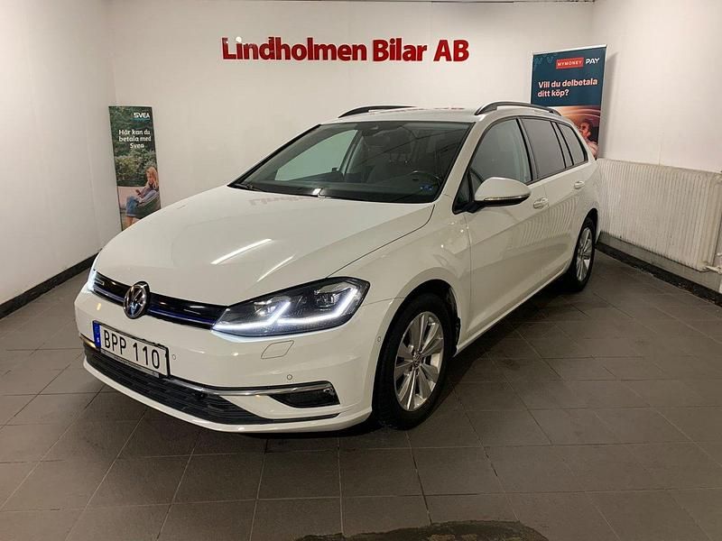 Vit Begagnad 2018 VW Golf VII Kombi | 139 900 kr (Bra pris) - Bild 1/4