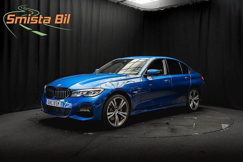 Blå Begagnad 2022 BMW 330e M Sport Sedan | 324 900 kr (Bra pris) - Bild 1/3