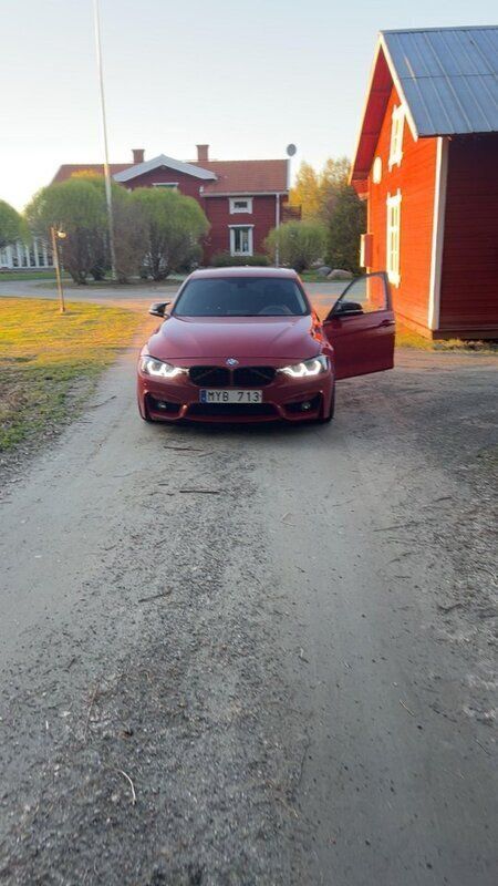 Röd Begagnad 2013 BMW 328 Sedan | 149 000 kr (Marknadspris) - Bild 1/4