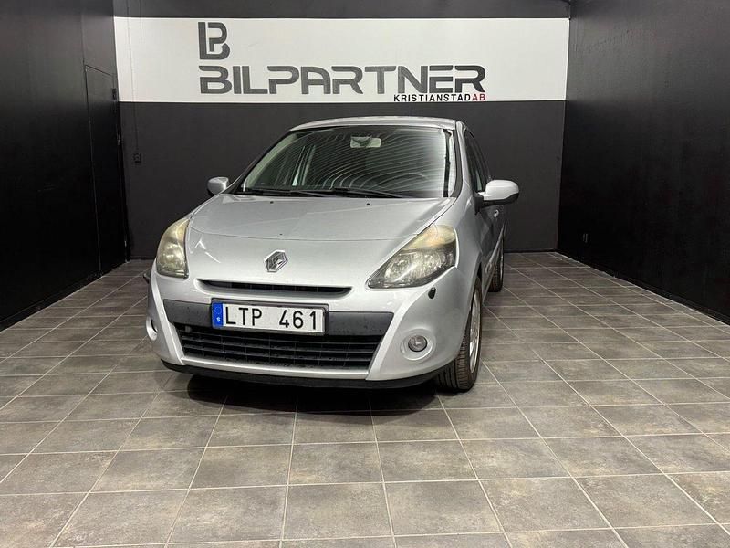Silver Begagnad 2011 Renault Clio R.S. Halvkombi | 38 000 kr (Marknadspris) - Bild 1/4