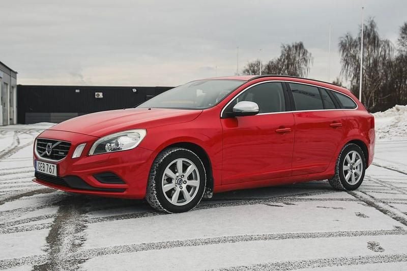 Passion red solid Begagnad 2012 Volvo V60 R-Design Kombi | 75 000 kr (Marknadspris) - Bild 1/4