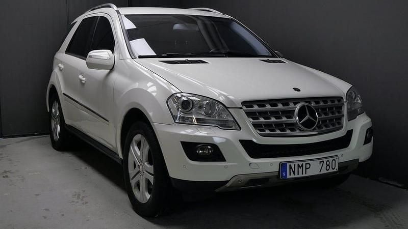 Vit Begagnad 2009 Mercedes ML350 SUV | 109 900 kr (Lite dyr) - Bild 1/4