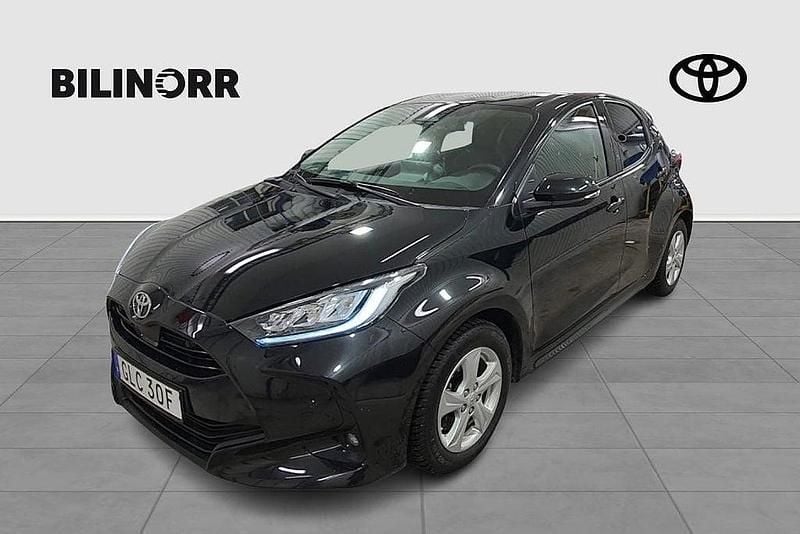 Svart Begagnad 2024 Toyota Yaris Hybrid Active Halvkombi | 249 900 kr (Marknadspris) - Bild 1/4