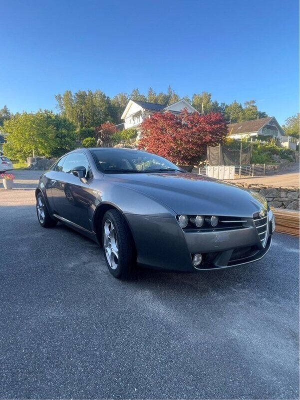Grå Begagnad 2006 Alfa Romeo Brera Sportkupé | 150 000 kr - Bild 1/4