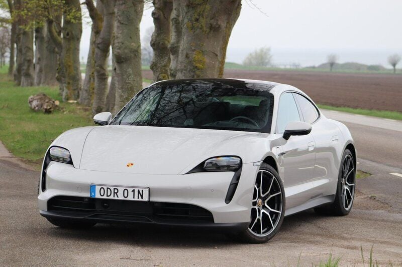 Grå Begagnad 2023 Porsche Taycan Sedan | 799 000 kr (Dyr) - Bild 1/4