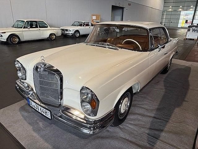 Begagnad Mercedes W111 SE 120 HK (88 kW) 1964 Vit Sportkupé