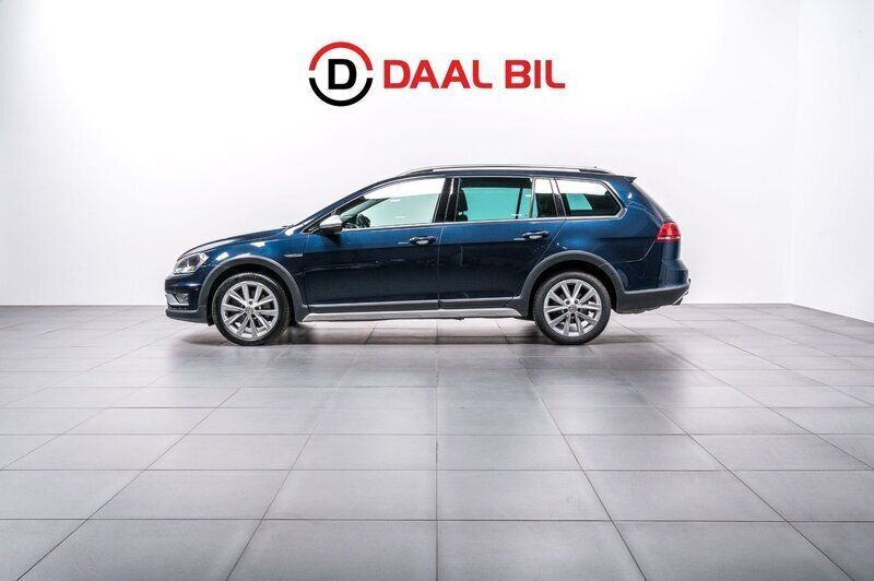 Mörkblå Begagnad 2015 VW Golf Alltrack Kombi | 124 700 kr (Marknadspris) - Bild 1/4