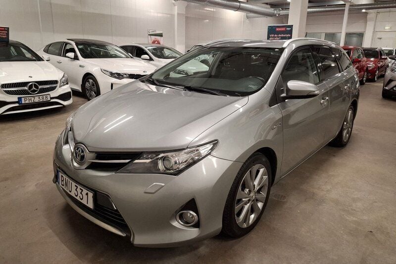 Ljusgrå (grå) Begagnad 2014 Toyota Auris Hybrid Edition Kombi | 120 000 kr (Bra pris) - Bild 1/3