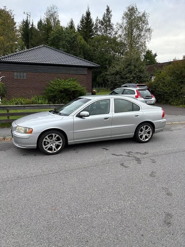 Silver metallic Begagnad 2008 Volvo S60 Sedan | 49 000 kr (Marknadspris) - Bild 1/4