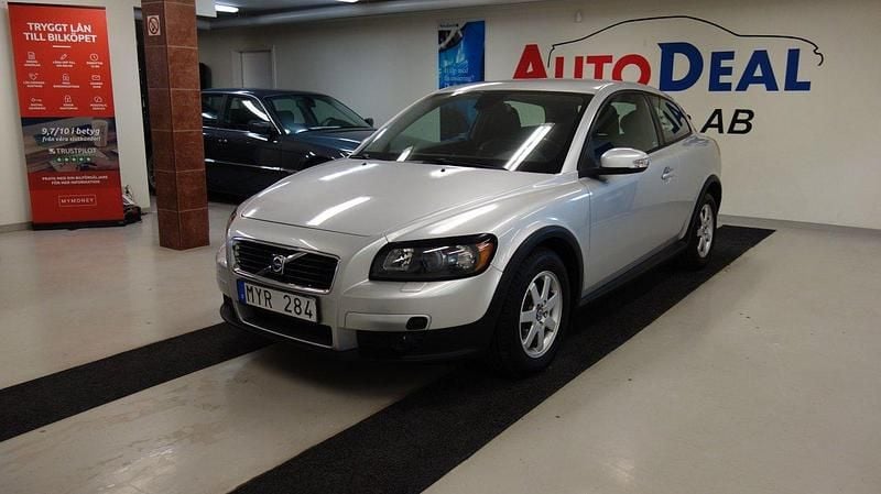 Ljusgrå Begagnad 2009 Volvo C30 Momentum Halvkombi | 38 900 kr (Marknadspris) - Bild 1/4
