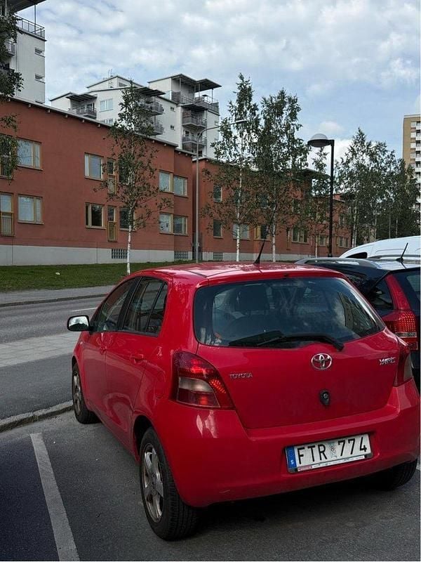 Röd Begagnad 2007 Toyota Yaris Halvkombi | 27 000 kr (Bra pris) - Bild 1/3