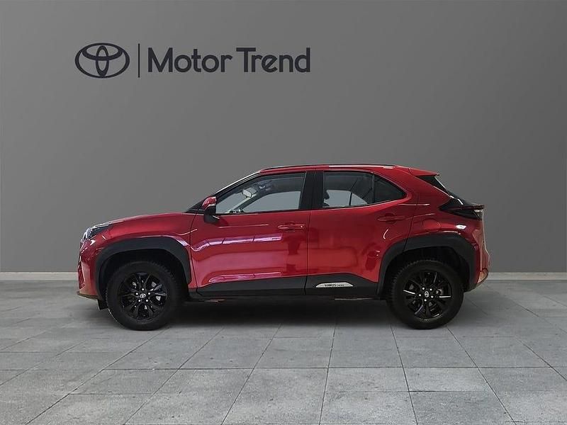 Begagnad Toyota Yaris Hybrid Active 117 HK (86 kW) 2023 Röd