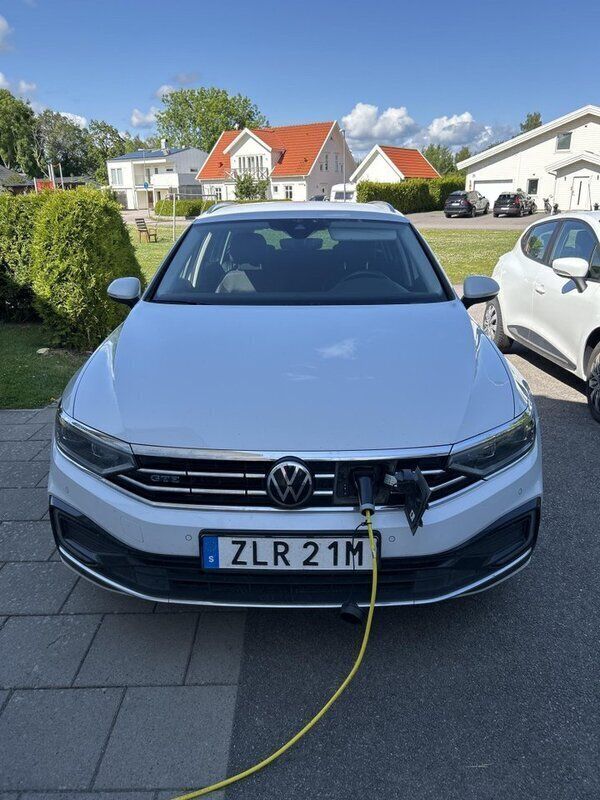 Vit Begagnad 2022 VW Passat GTE Kombi | 196 000 kr (Bra pris) - Bild 1/4