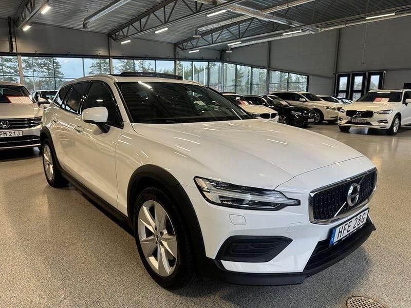 Vit Begagnad 2022 Volvo V60 CC Momentum Kombi | 269 900 kr (Bra pris) - Bild 1/4