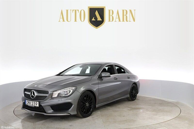 Mörkgrå (grå) Begagnad 2014 Mercedes CLA250 AMG Sedan | 189 700 kr (Marknadspris) - Bild 1/4