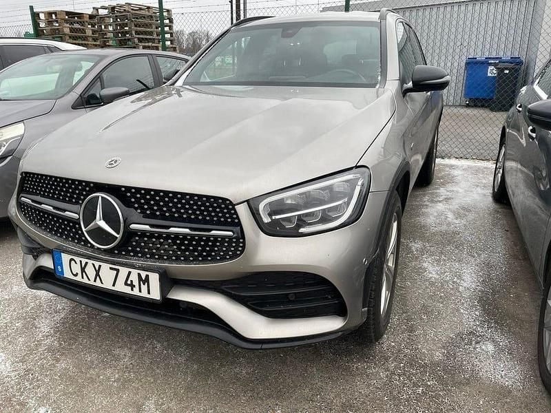 Mojavesilver metallic Begagnad 2021 Mercedes GLC300 AMG | 419 000 kr (Marknadspris) - Bild 1/2